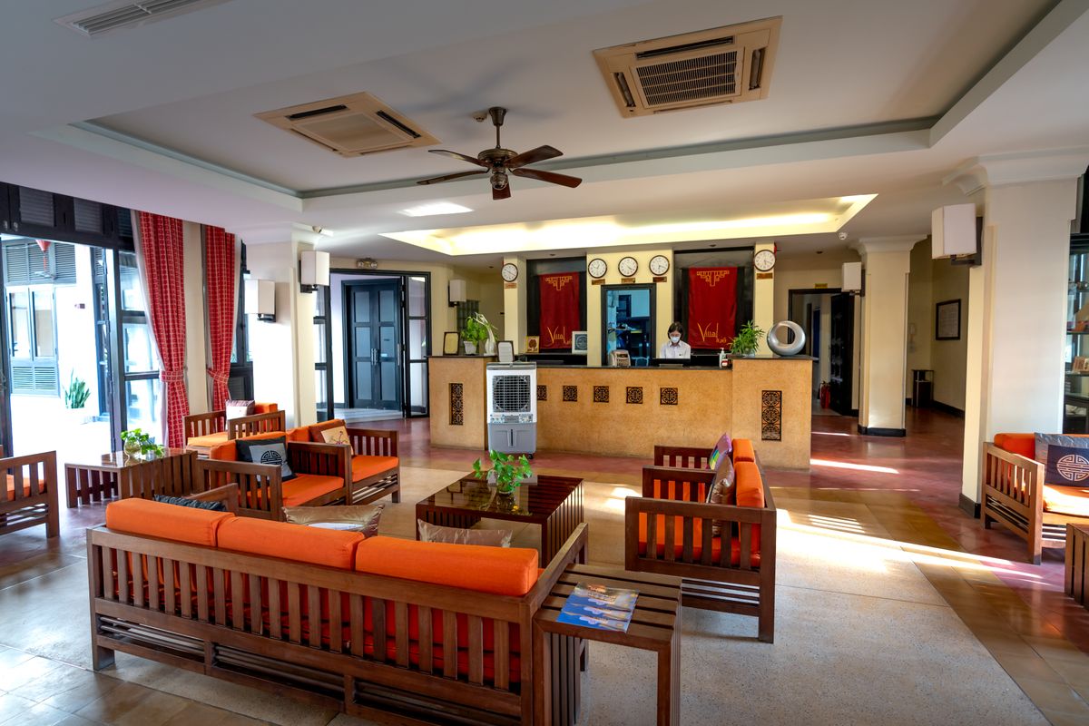 Hotel reception and lobby, the kind of property travel agencies book at net rates through a hotel bedbank