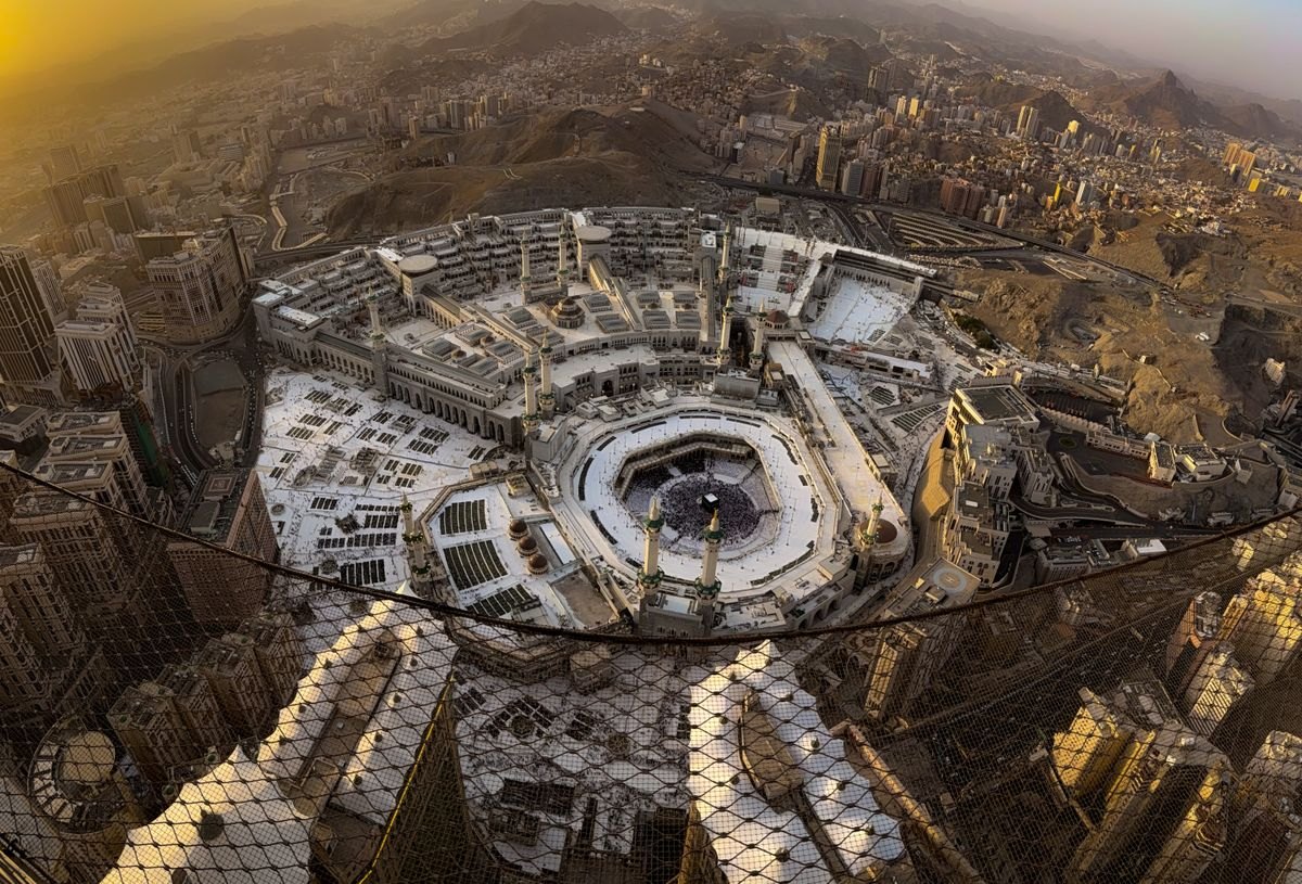 Aerial view of Masjid al-Haram surrounded by Makkah hotel towers, showing why hotel distance to the Haram matters to Umrah customers